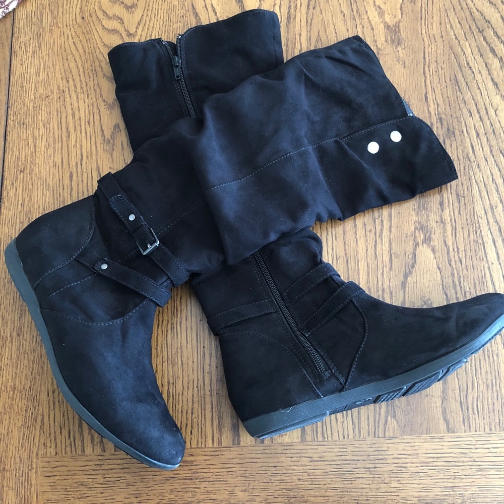 Woman’s Knee High Black Suede Boots Size 8M
